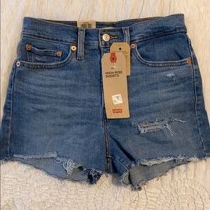 NWT Levi’s big waisted shorts